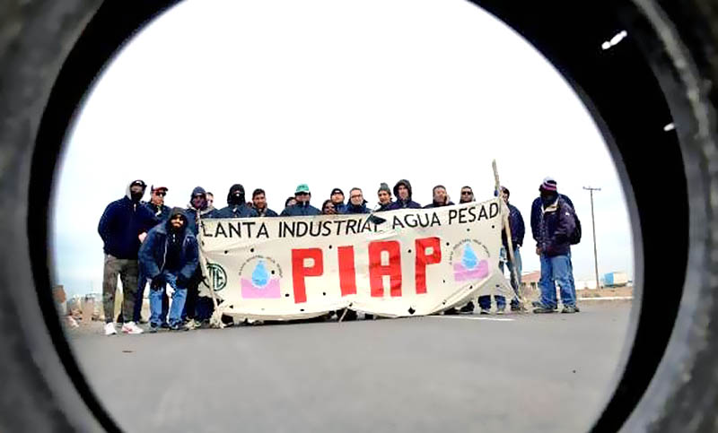 Montan una carpa frente al Congreso para pedir que se reactive planta de agua pesada en Neuquén