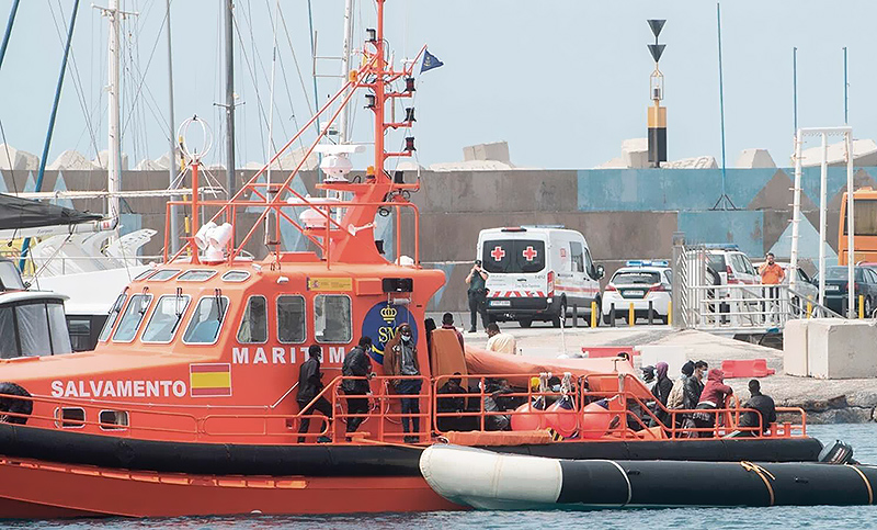 Encontraron un bebé muerto entre casi 300 migrantes rescatados cerca de las Canarias