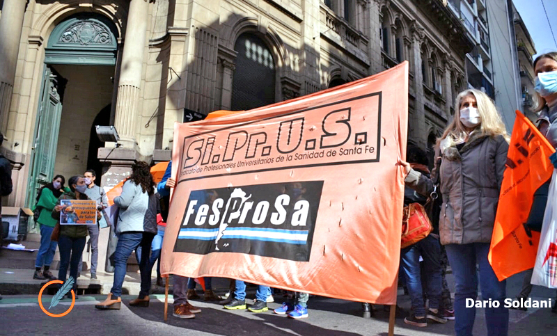 Protesta de trabajadores de la sanidad de Santa Fe por descuentos efectuados por paro