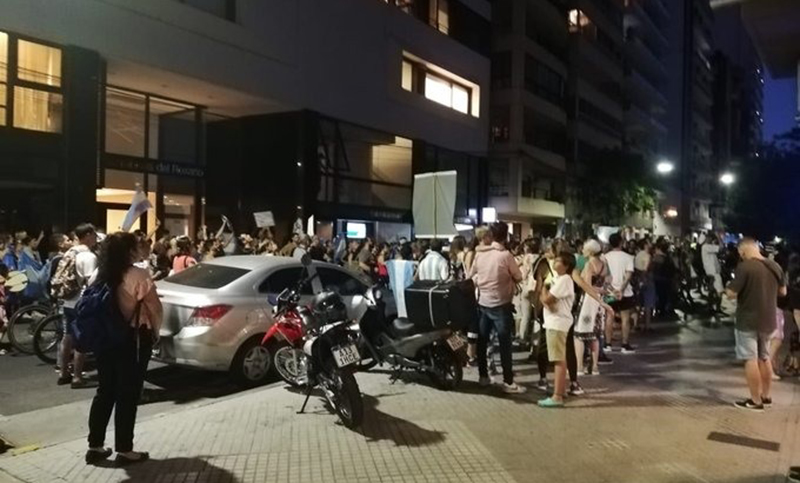 Manifestantes contra el Pase Sanitario reclamaron en la puerta de la casa de Javkin
