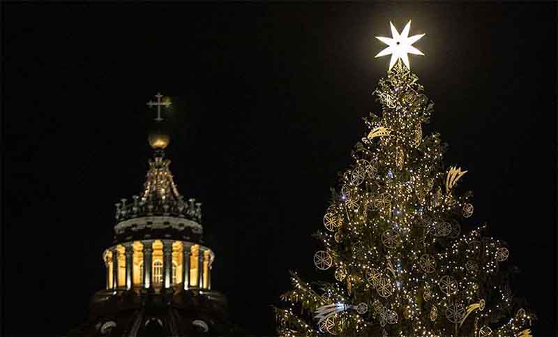 El papa Francisco explica el significado del árbol de Navidad