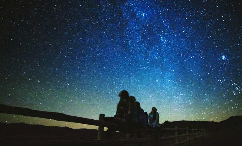 Artista neerlandés interviene una ciudad realizando un apagón para contemplar las estrellas