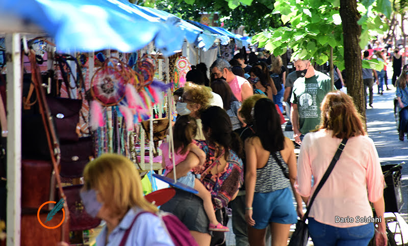 Comienzan a funcionar las ferias navideñas con productos artesanales
