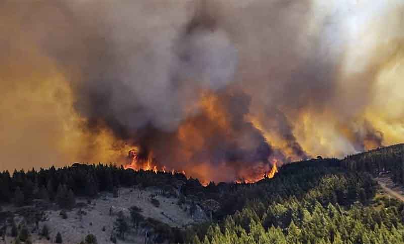 Neuquén: dos muertos tras caída de helicóptero que combatía incendios