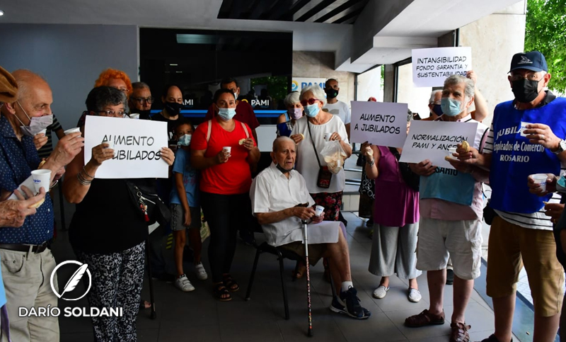 Jubilados cierran el año con el ya tradicional brindis de pan y agua