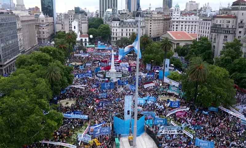 En Plaza de Mayo, Cristina pidió que el FMI «nos ayude» y Alberto le dijo «que se quede tranquila»