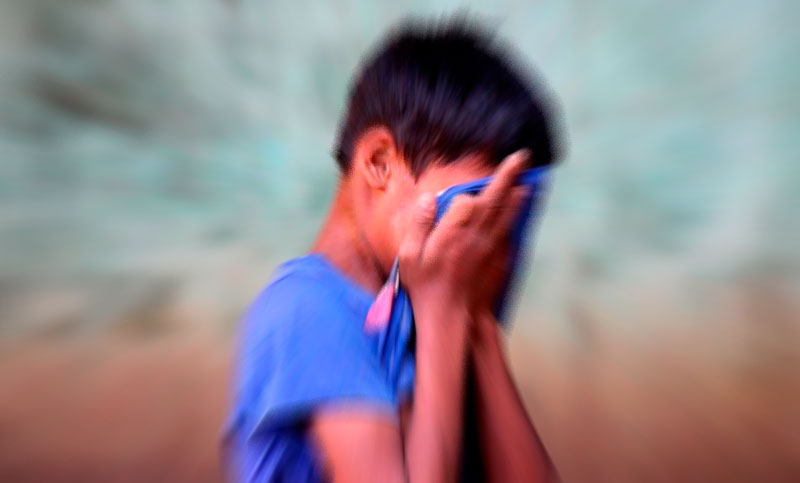 Detienen a un hombre que caminaba con su hijo ensangrentado