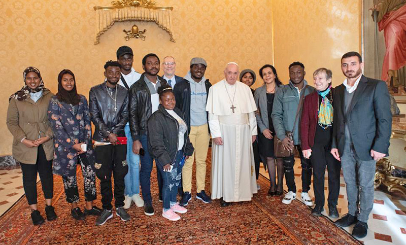 Francisco festeja su cumpleaños 85 con un grupo de refugiados africanos y asiáticos