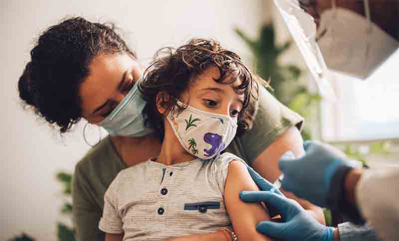 Pfizer probará tercera dosis en niños menores de cinco años