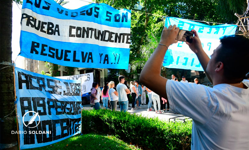 Familiares de policías acusados en la causa Casco acusan a Pietragalla Corti de «apretar a la Justicia»