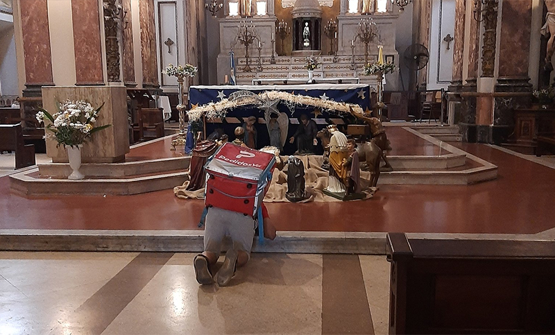 Un trabajador y un rezo a San Expedito: la conmovedora imagen que se hizo viral en Twitter