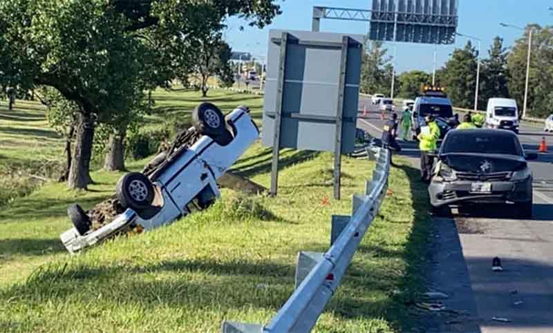 Conductor de una camioneta murió tras chocar y volcar en Circunvalación