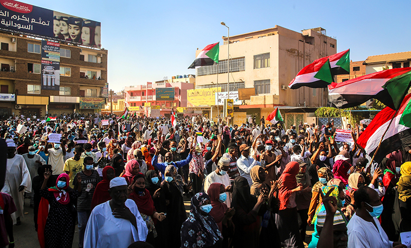 Tras multitudinaria protesta con tres muertos, renunció el primer ministro de Sudán