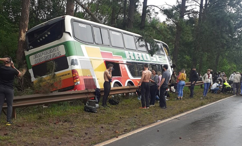 Tres fallecidos en un choque entre un colectivo y una camioneta en Misiones