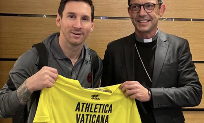Messi recibió una camiseta del equipo del Vaticano firmada por el Papa