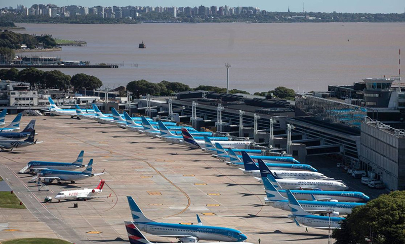 Por casos de coronavirus, restringen el ingreso de acompañantes de viajeros en Aeroparque