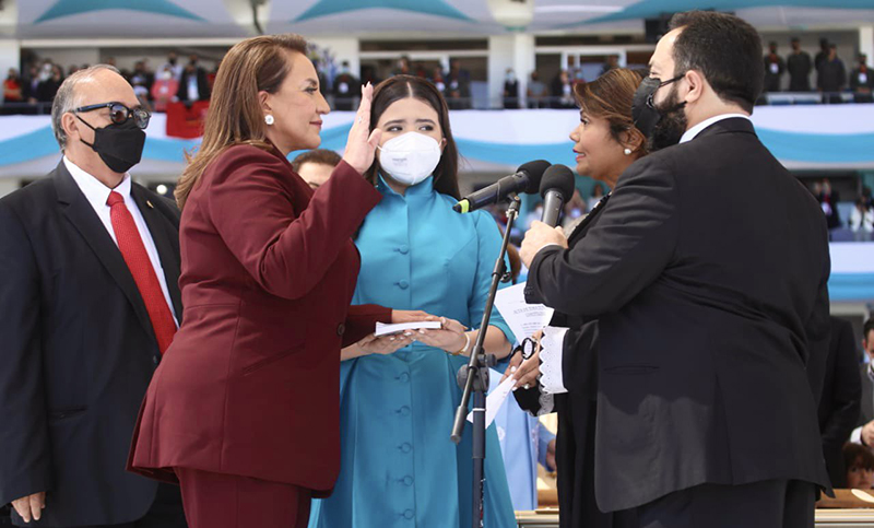 Xiomara Castro asumió como presidenta de Honduras y anticipó los ejes de su mandato 