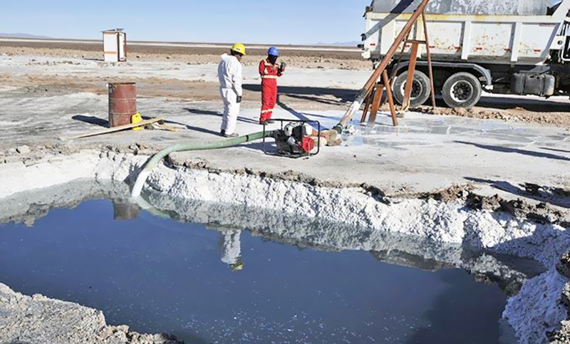 Dos meses antes de dejar el poder, el Gobierno de Chile adjudica una polémica licitación de litio