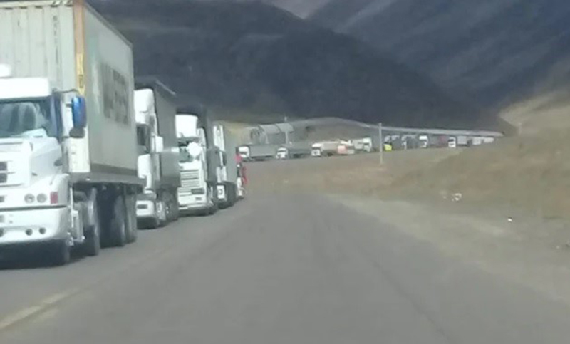 Más de mil camiones varados en la frontera por los controles sanitarios en Chile