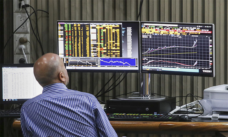 Caen bonos de deuda del canje 2020 y sube el riesgo país en plena tensión con el FMI