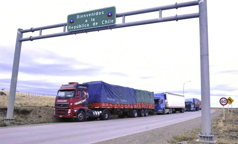 Tensión en alza por 3.000 camiones varados en la frontera con Chile