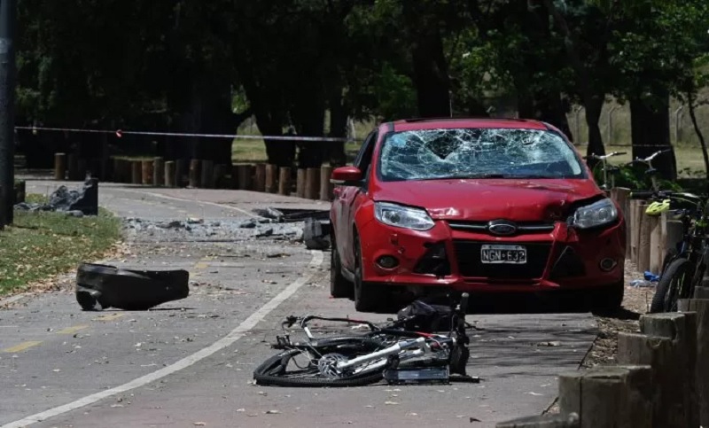 Un conductor atropelló a ciclistas y corredores y se dio a la fuga: una mujer fallecida