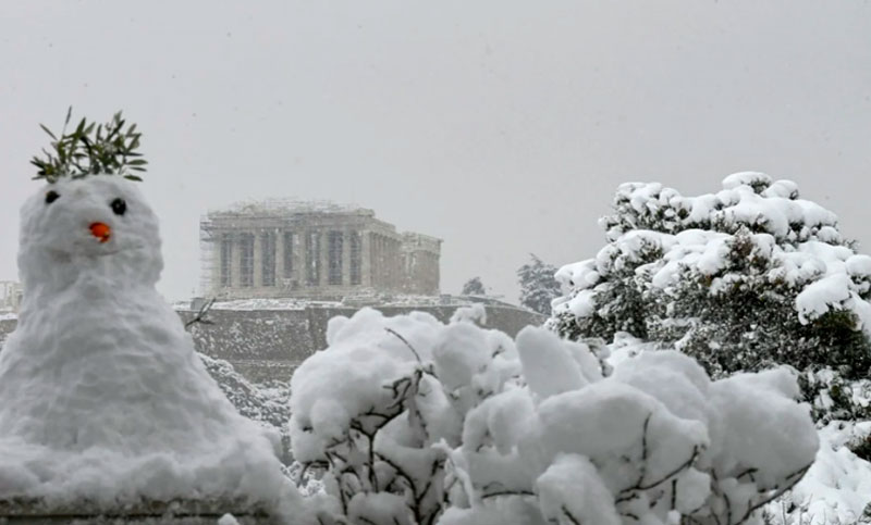 Impresionante nevada en Grecia: la Acrópolis bajo un manto blanco