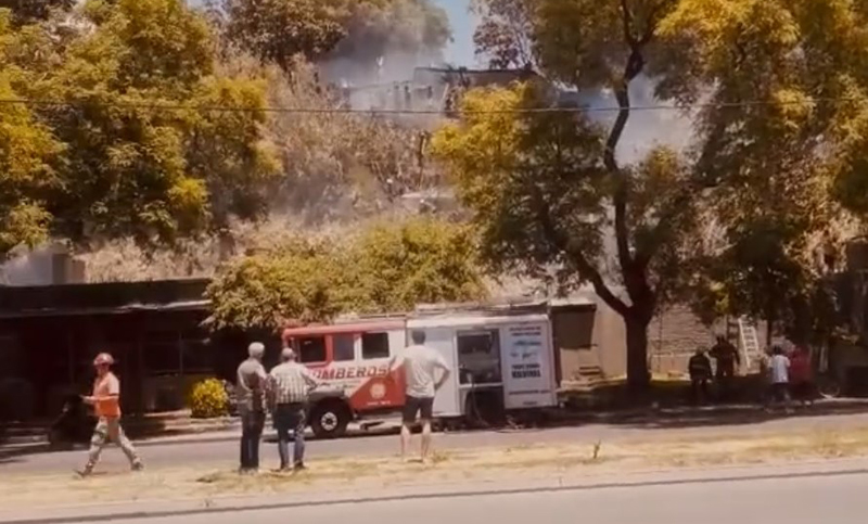 Quema de pastizales sobre la barranca provocó el incendio de dos viviendas