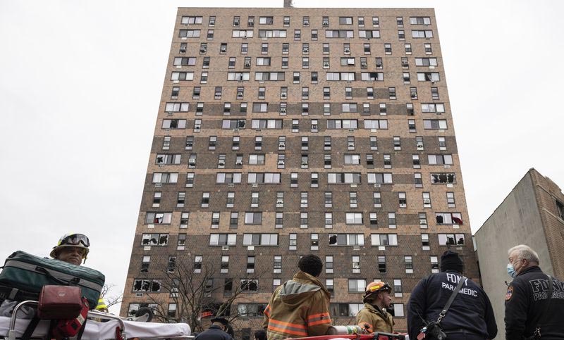 Tragedia en Nueva York: murieron 19 personas, incluidos 9 niños en un edificio incendiado