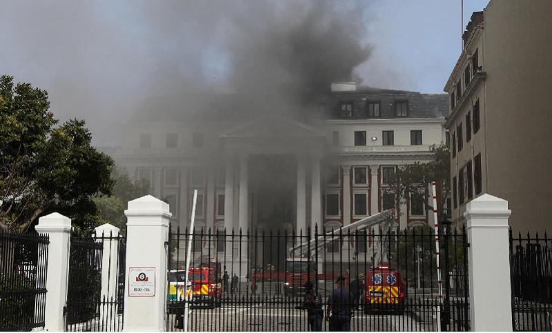 Se incendió el Parlamento de Sudáfrica y cayó parte del edificio