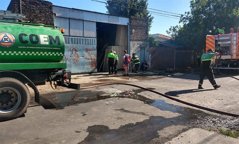 Unas cinco dotaciones de Bomberos trabajaron para apagar el incendio en una maderera