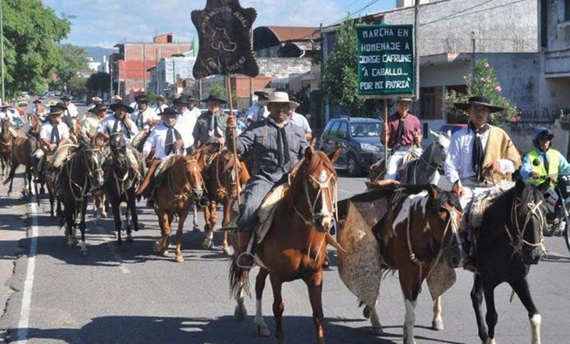 Marcha a caballo para recordar al cantor popular Jorge Cafrune, a 44 años de su fallecimiento