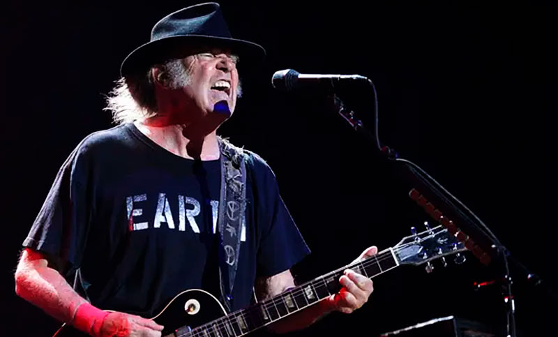 Neil Young amenazó con quitar su música de Spotify si la plataforma no retira un podcast antivacunas