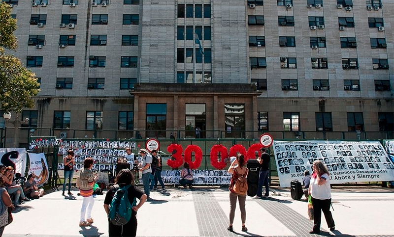Tres represores fueron beneficiados judicialmente y el gobierno lo repudió