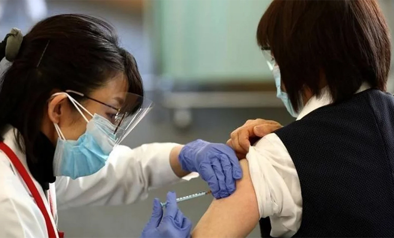 En Japón intentan desarrollar una vacuna contra el coronavirus que dure toda la vida