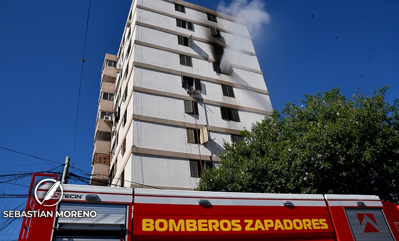 Fuego controlado en un incendio de un departamento en la zona sur de Rosario