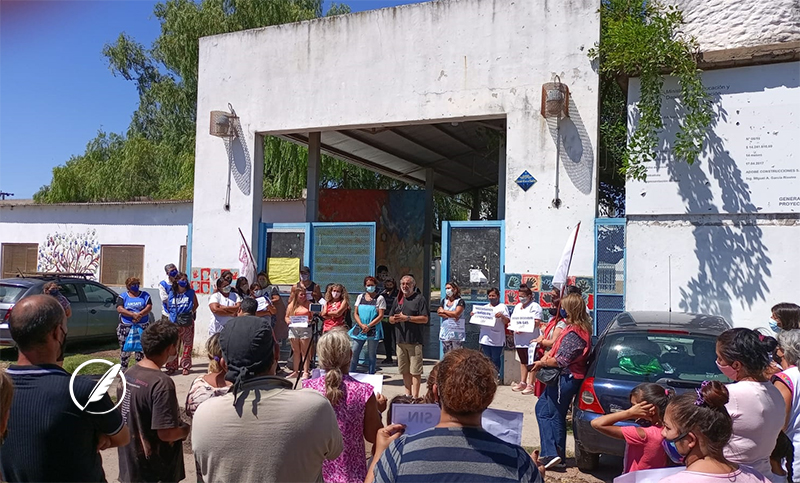 Abrazo solidario a la escuela Santa Lucía por falta de gas desde diciembre