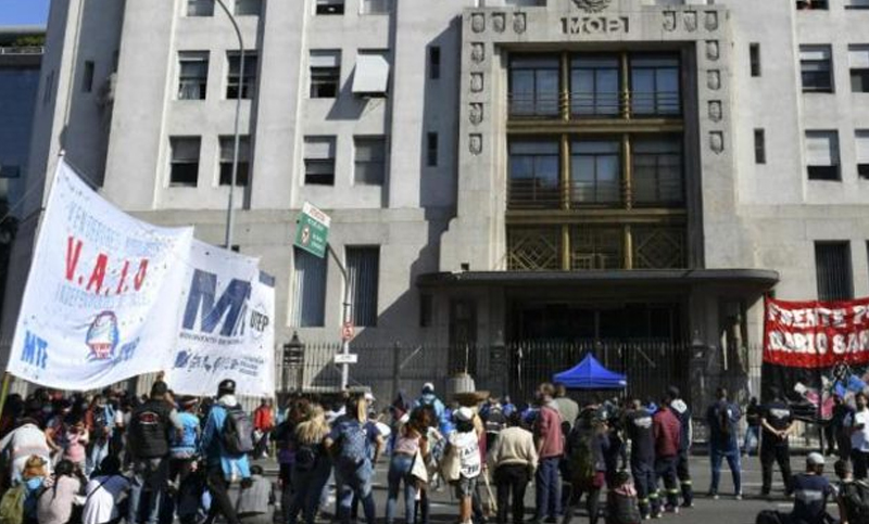 Tránsito intenso en los accesos a la ciudad de Buenos Aires y cortes por movilizaciones