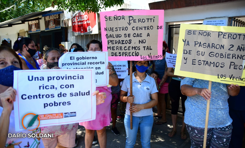 Abrazo solidario al centro de salud Ramón Carrillo contra la falta de personal médico