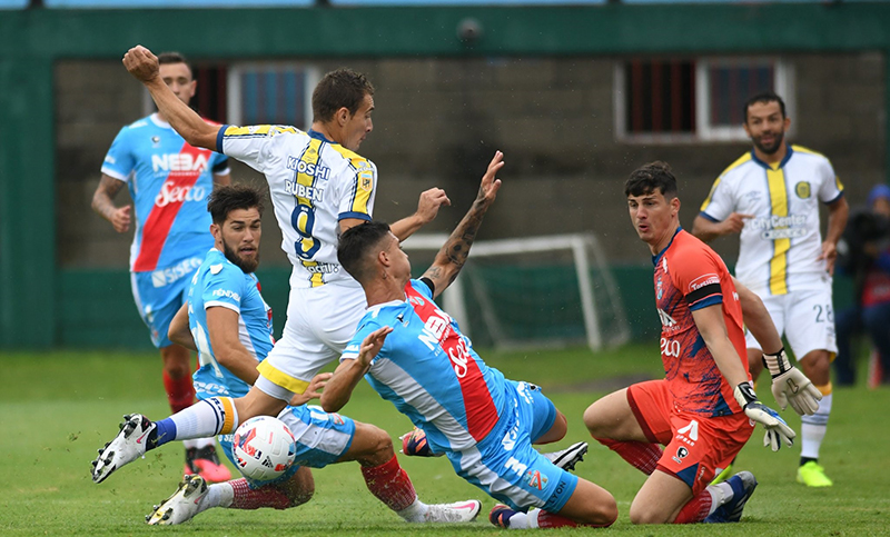 Central tuvo altibajos futbolísticos y empató con Arsenal en el debut