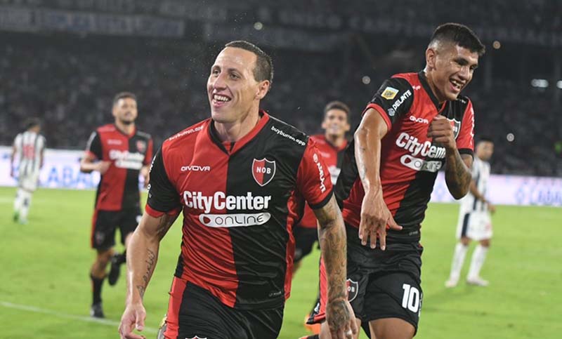 Newell’s fue contundente, superó a Talleres y se quedó una victoria necesaria