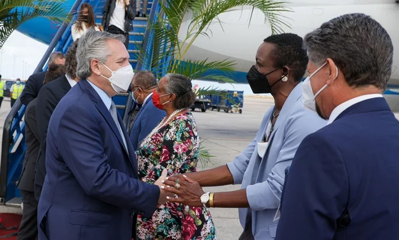 Fernández cierra su gira internacional con la primera ministra de Barbados