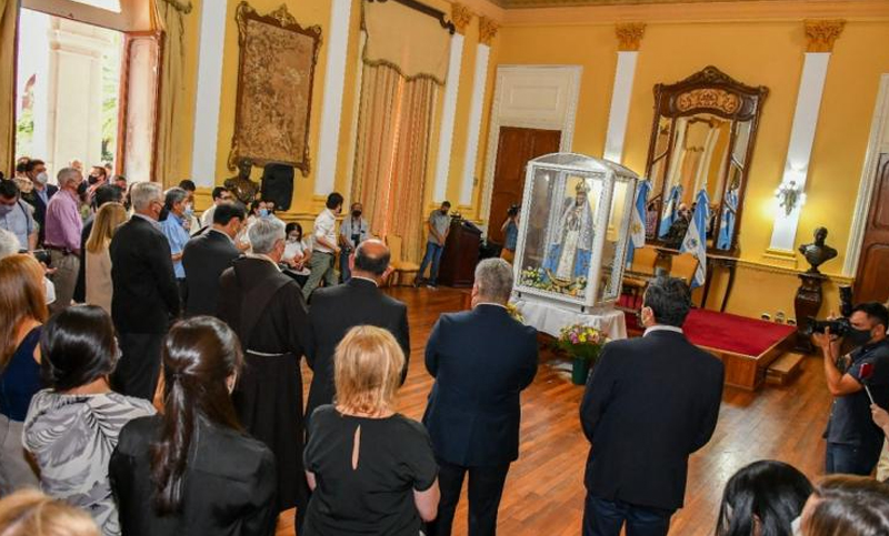La patrona de los correntinos, la Virgen de Itatí, lleva su protección a los afectados