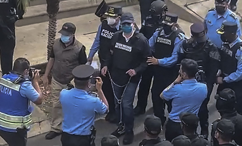 El ex presidente de Honduras Juan Hernández se entregó y será extraditado