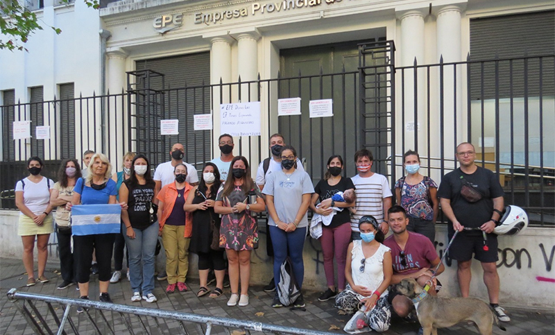 Unas cien familias reclaman a la EPE que conecte la electricidad a todo un edificio