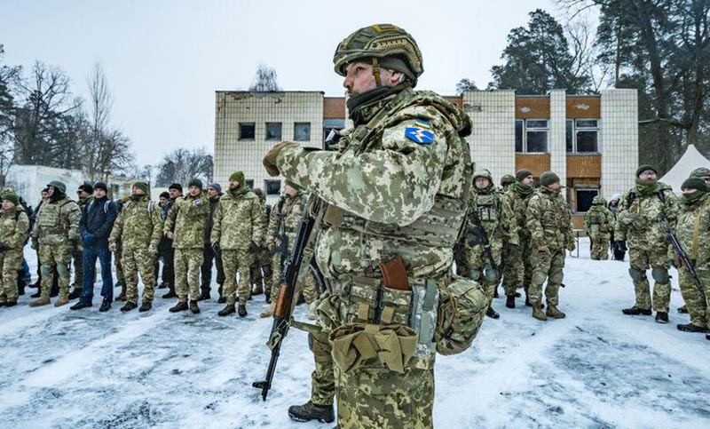 Ucrania moviliza a soldados reservistas y pide a sus ciudadanos salir de Rusia