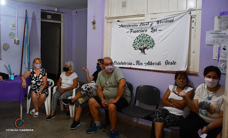 Vecinos reclaman que dos colectivos dejaron de pasar por una calle por los pozos