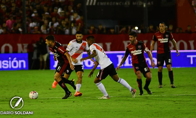 Newell’s cometió errores en la última línea y cayó ante River en el Coloso
