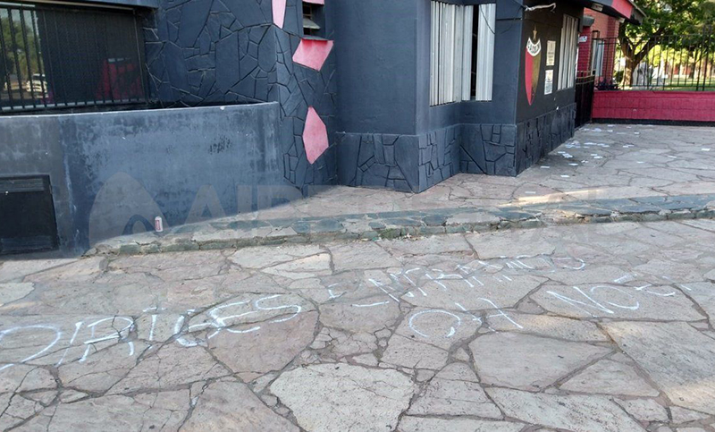 Balearon la sede del club Colón y realizaron pintadas intimidatorias
