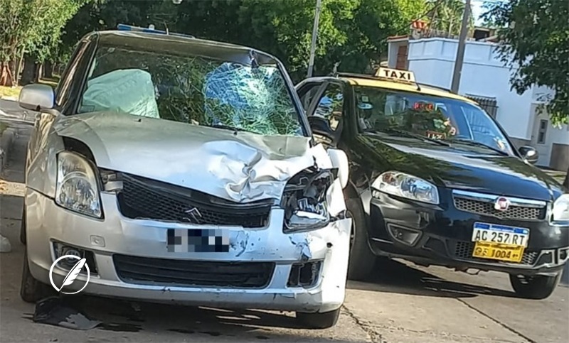 Un hombre se encuentra en grave estado tras ser embestido por un auto